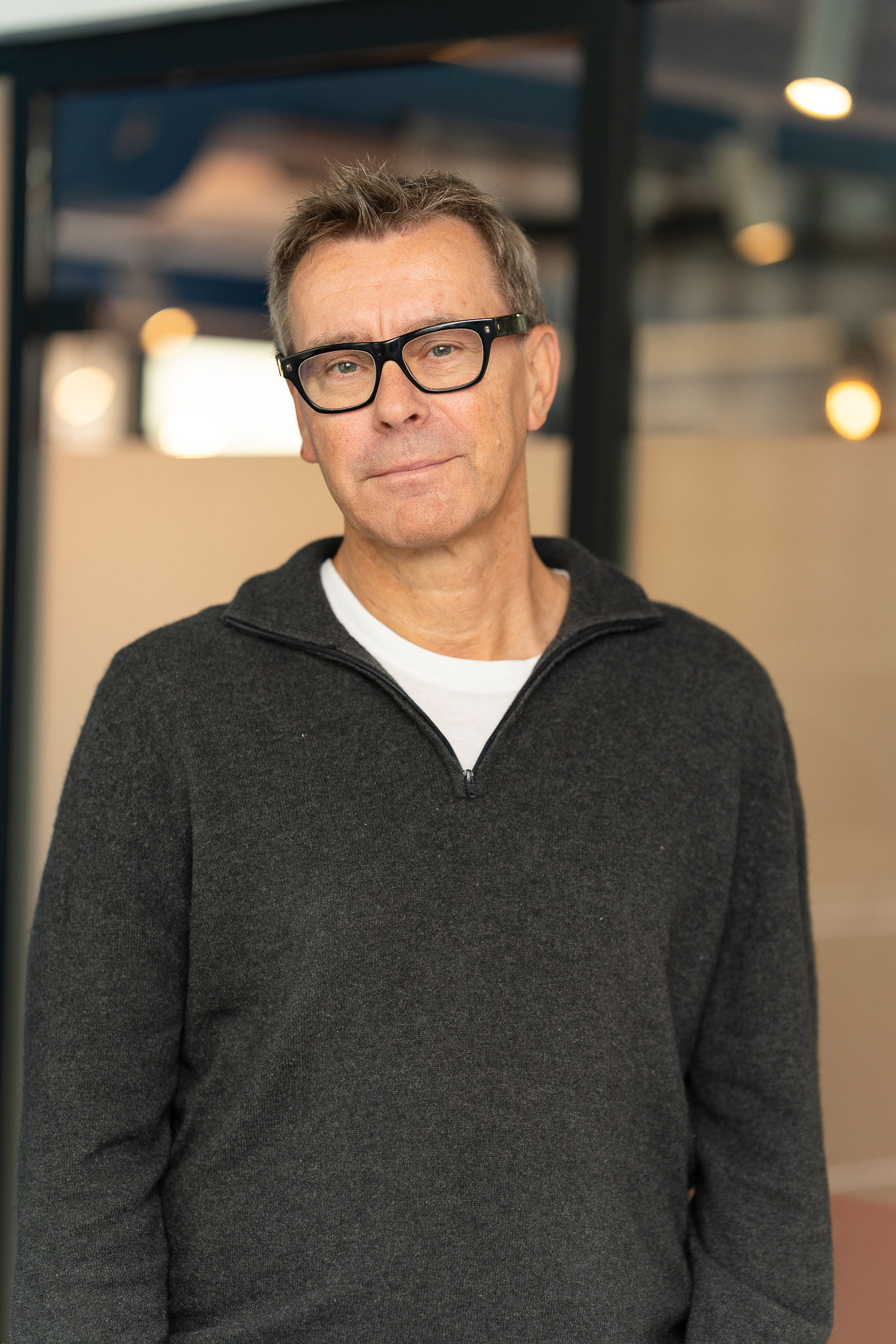 Kjedet seg på et seminar – endte opp med roman